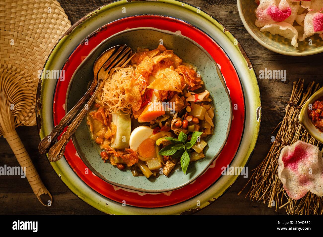 Lontong Sayur Medan, le plat de gâteau de riz et de soupe de curry végétale de Peranakan, au nord de Sumatra Banque D'Images