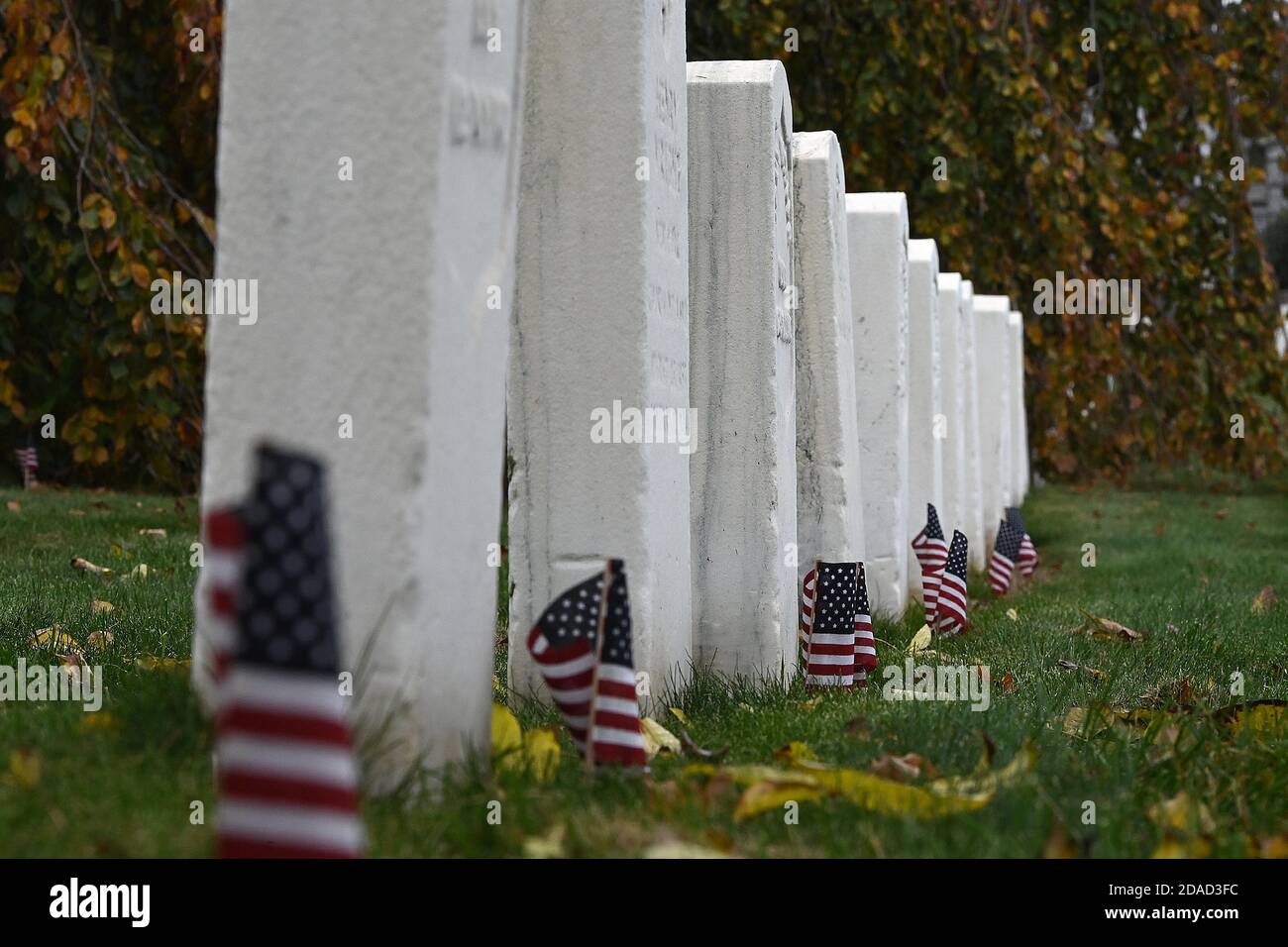 New York, États-Unis. 11 novembre 2020. Pour la fête des anciens combattants, des drapeaux américains sont placés au pied de la tête des soldats tombés au cimetière national de Cypress Hills, dans le quartier de Brooklyn, New York, le 11 novembre 2020. La date de célébration de la fête des anciens combattants a été choisie en commémoration de la fin de la première Guerre mondiale (première Guerre mondiale), lorsque, à la 11e heure du 11e jour du 11e mois de 1918, les combats ont cessé après que l'Allemagne ait signé un armistice. (Anthony Behar/Sipa USA) crédit: SIPA USA/Alay Live News Banque D'Images