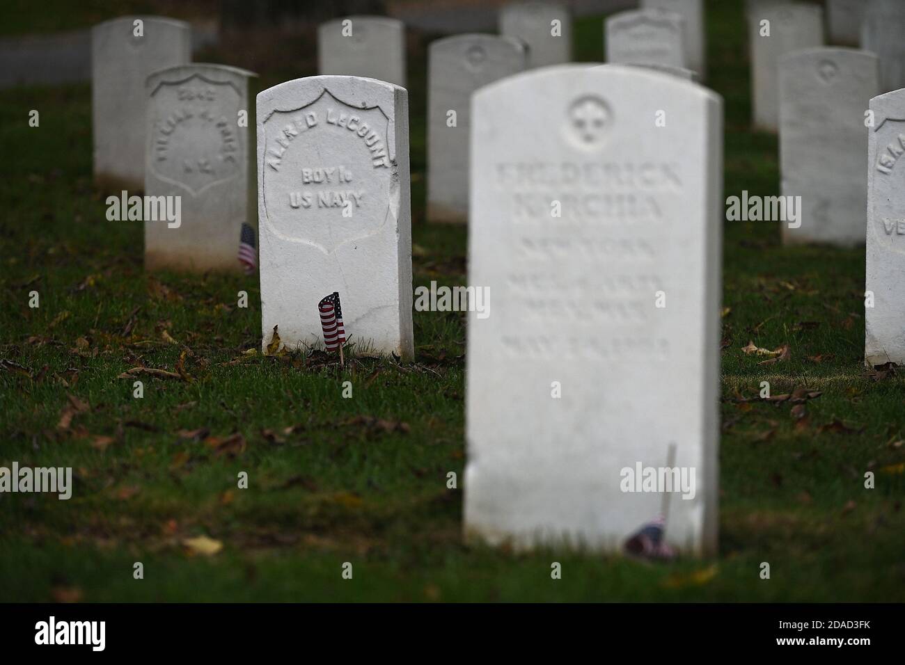 New York, États-Unis. 11 novembre 2020. Pour la fête des anciens combattants, des drapeaux américains sont placés au pied de la tête des soldats tombés au cimetière national de Cypress Hills, dans le quartier de Brooklyn, New York, le 11 novembre 2020. La date de célébration de la fête des anciens combattants a été choisie en commémoration de la fin de la première Guerre mondiale (première Guerre mondiale), lorsque, à la 11e heure du 11e jour du 11e mois de 1918, les combats ont cessé après que l'Allemagne ait signé un armistice. (Anthony Behar/Sipa USA) crédit: SIPA USA/Alay Live News Banque D'Images