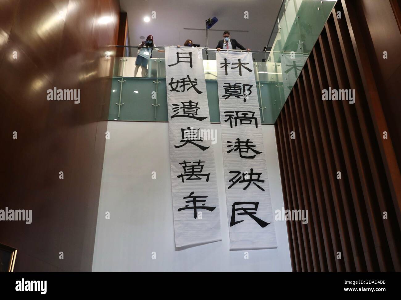 Hong Kong, Chine. 12 novembre 2020. Les législateurs pro-démocratiques, Lam cheuk Tting, affichent des bannières comme suit :.'Carrie Lam, le fléau de Hong Kong et de son peuple.Carrie Lam, laisse une trace de dix mille ans" à l'intérieur du Conseil législatif à Hong Kong le 12 novembre 2020.tous les législateurs démocratiques tout après 4 législateurs chassés par le gouvernement mercredi. Crédit : May James/ZUMA Wire/Alay Live News Banque D'Images