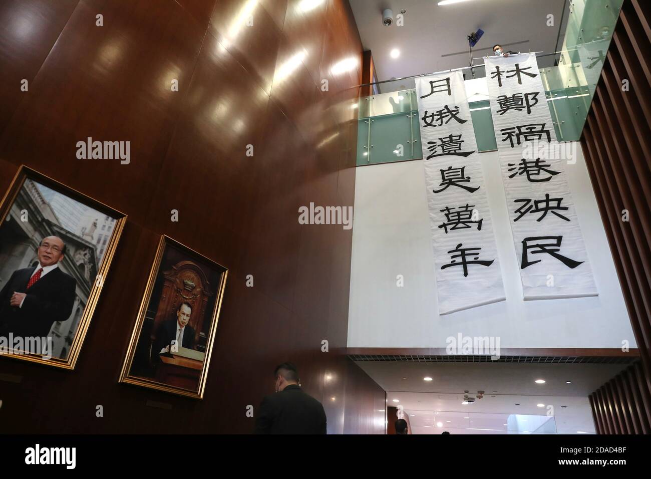 Hong Kong, Chine. 12 novembre 2020. Les législateurs pro-démocratiques, Lam cheuk Tting, affichent des bannières comme suit :.'Carrie Lam, le fléau de Hong Kong et de son peuple.Carrie Lam, laisse une trace de dix mille ans" à l'intérieur du Conseil législatif à Hong Kong le 12 novembre 2020.tous les législateurs démocratiques tout après 4 législateurs chassés par le gouvernement mercredi. Crédit : May James/ZUMA Wire/Alay Live News Banque D'Images