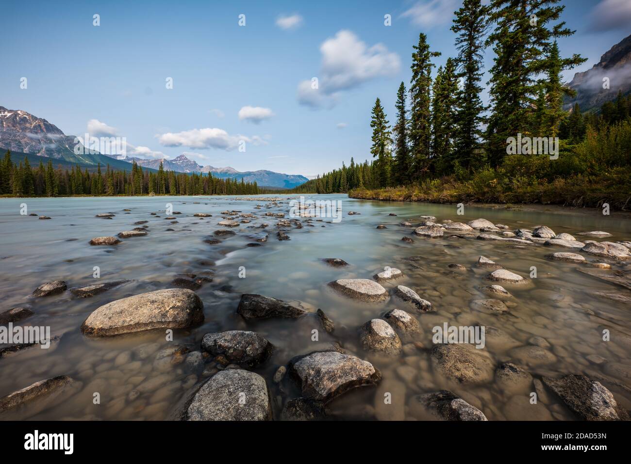 Photo des roches et de la rivière Athabasca le long de la promenade Icefields dans le parc national Jasper, Alberta, Canada Banque D'Images Photo des roches et de la rivière Athabasca le long de la promenade Icefields dans le parc national Jasper, Alberta, Canada Banque D'Images