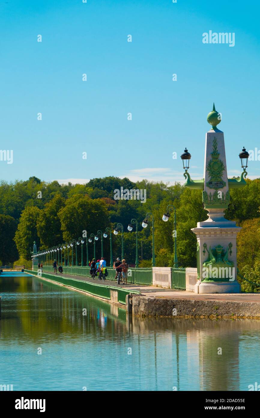 France,Loiret (45), Briare, Pont du canal de Briare, construit en 1896 par Eiffel, c'était jusqu'en 2003 avec ses 662 mètres de long, le plus long pont du canal dans la W Banque D'Images