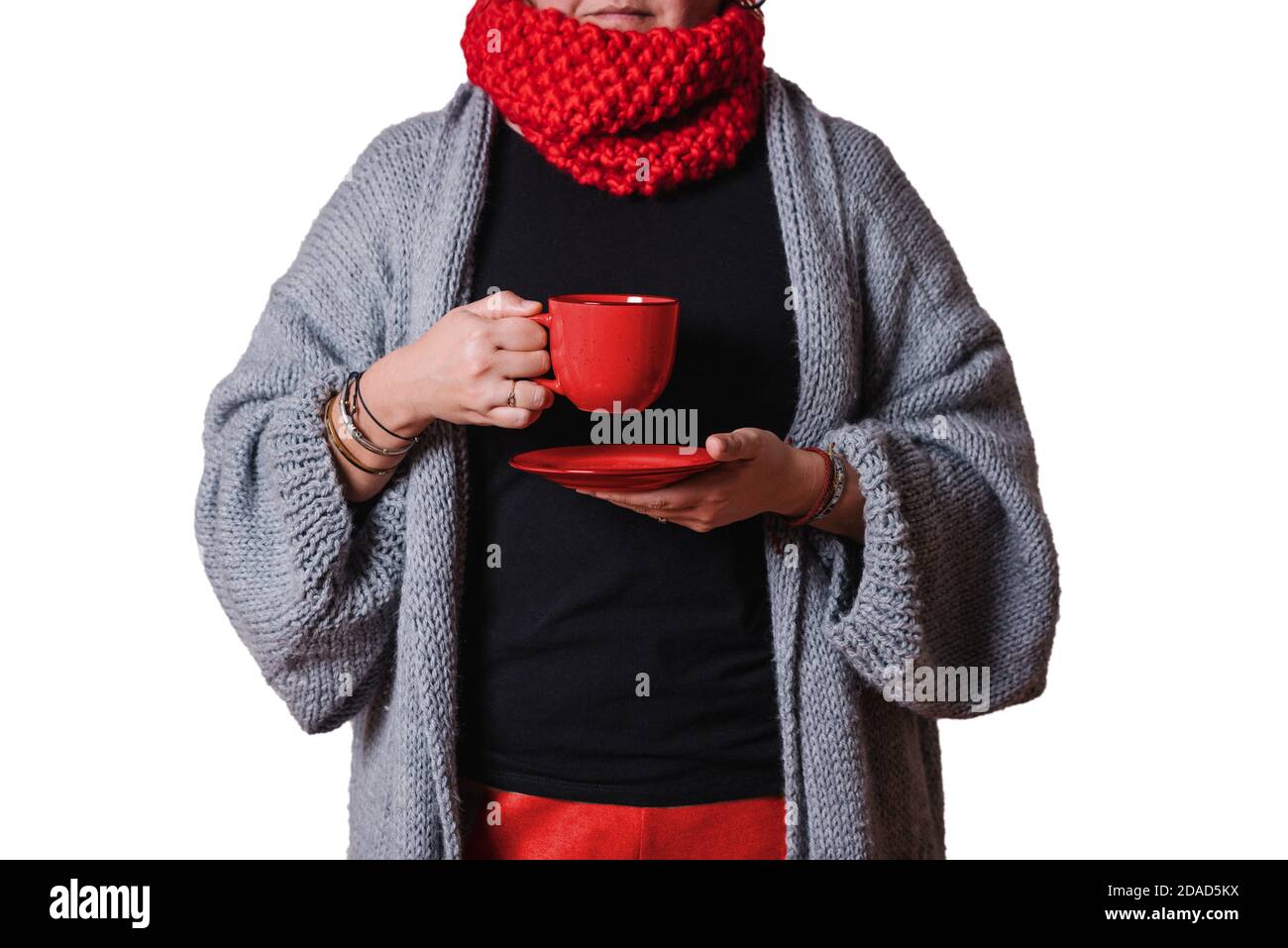 Une femme portant une tasse rouge porte un chandail et une écharpe.  Portrait d'une femme avec une tasse de café sur fond blanc Photo Stock -  Alamy