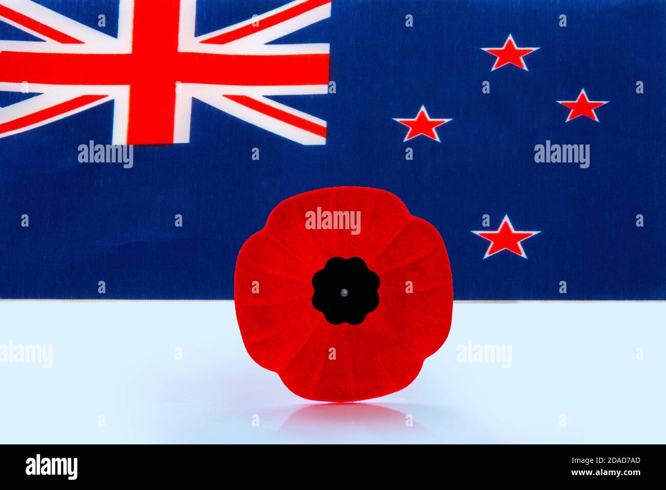 Une fleur de pavot du jour du souvenir avec un drapeau australien sur le fond. Banque D'Images