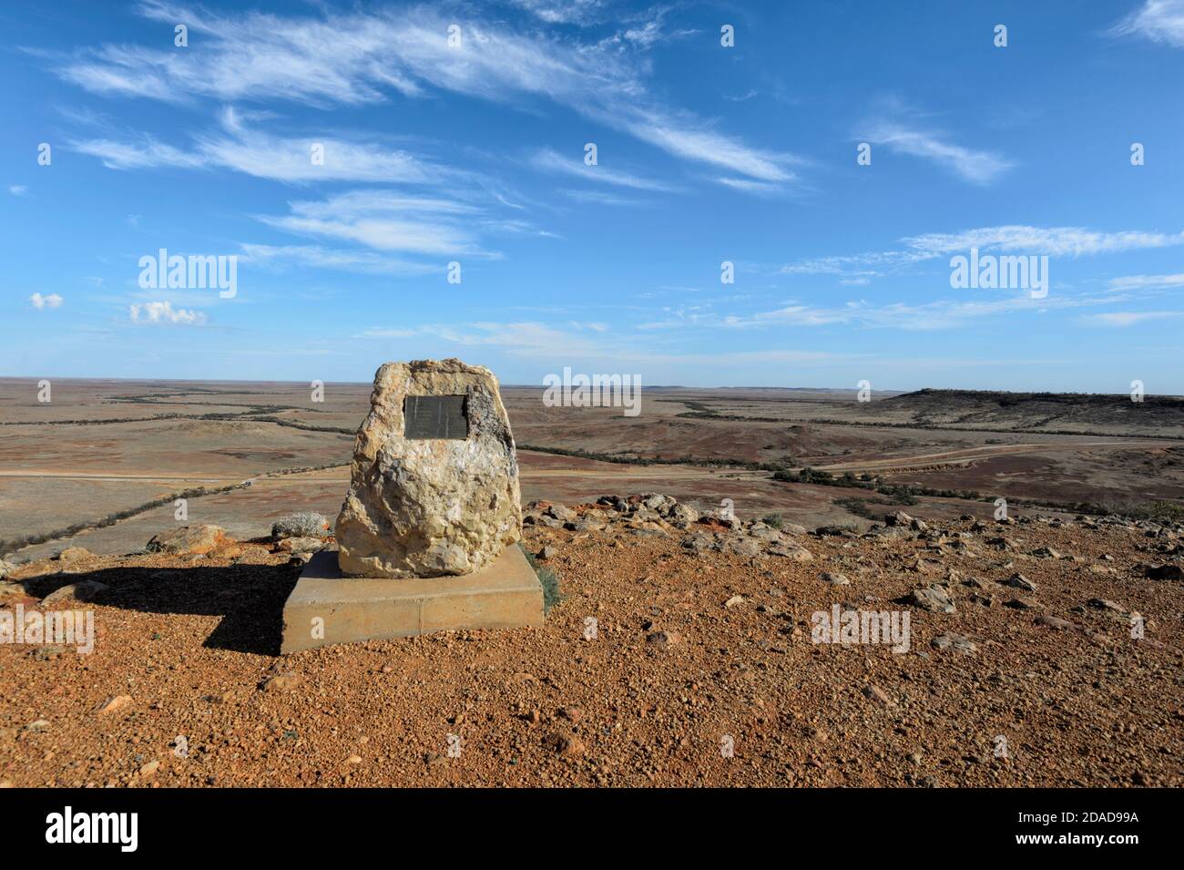 Monument érigé à la mémoire de Deon Brook au point de vue de Deon, Diamantina Shire, entre Birdsville et Windorah, Queensland, Queensland, Queensland, Australie Banque D'Images