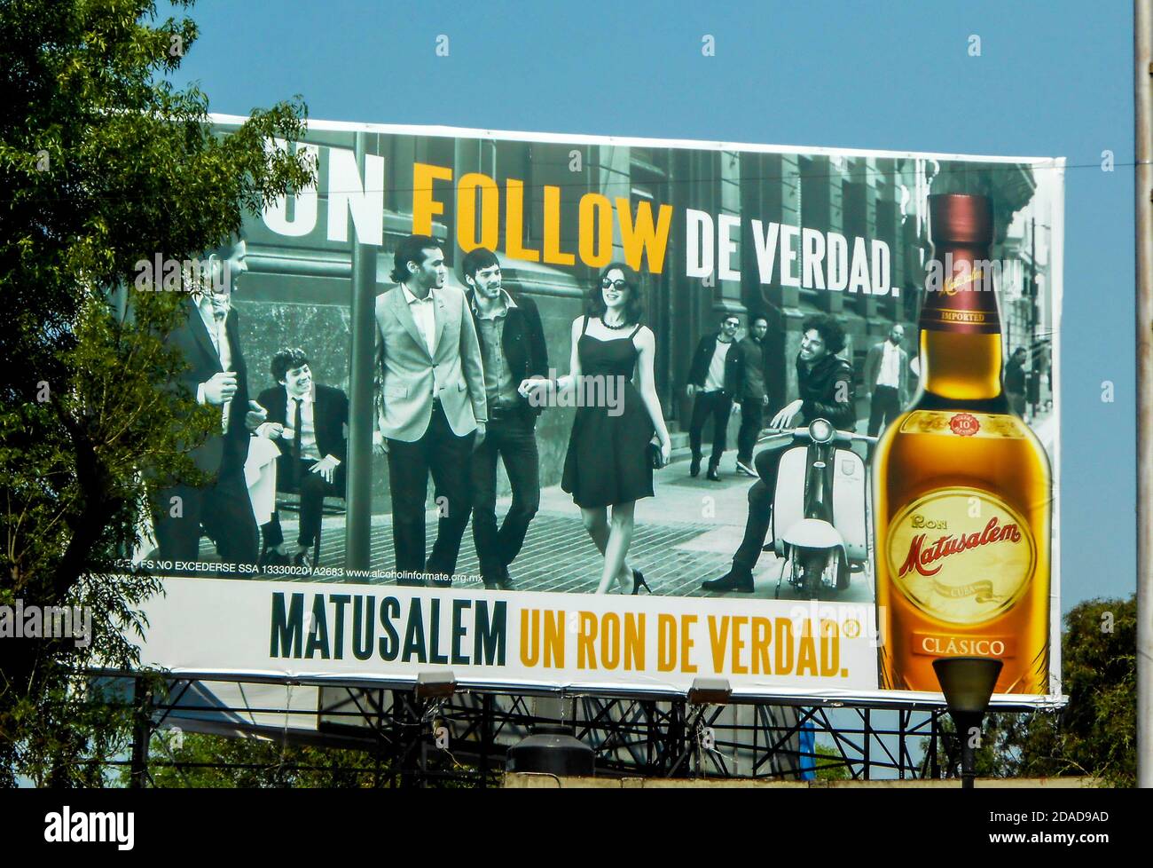 Affiche sur panneau publicitaire pour Matusalem Rum à Mexico, Mexique basé sur la photo emblématique d'une fille américaine en Italie, 1951 par Ruth Orkin Banque D'Images