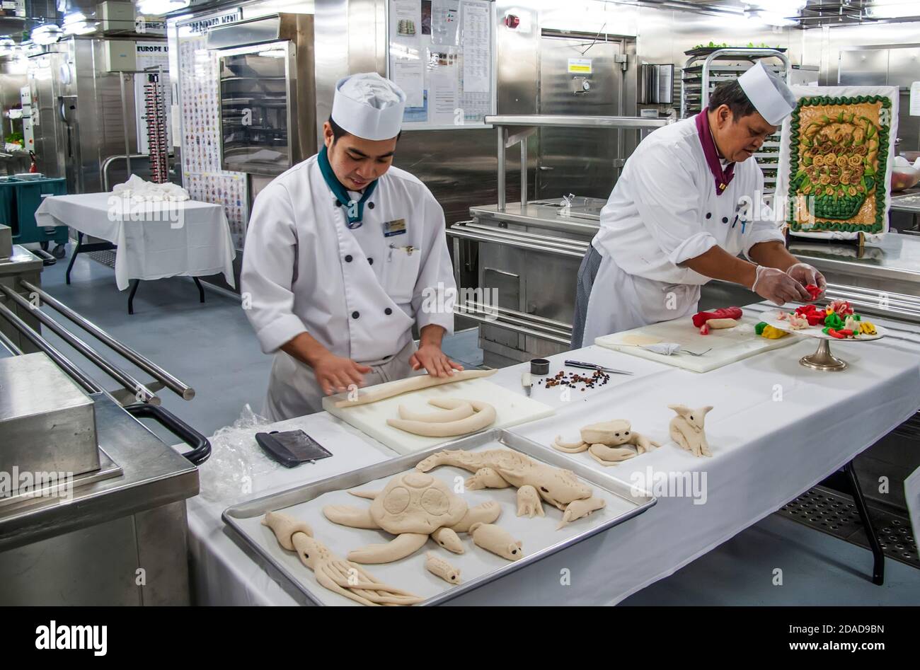 Chefs travaillant à Cruise Ship Galley Banque D'Images