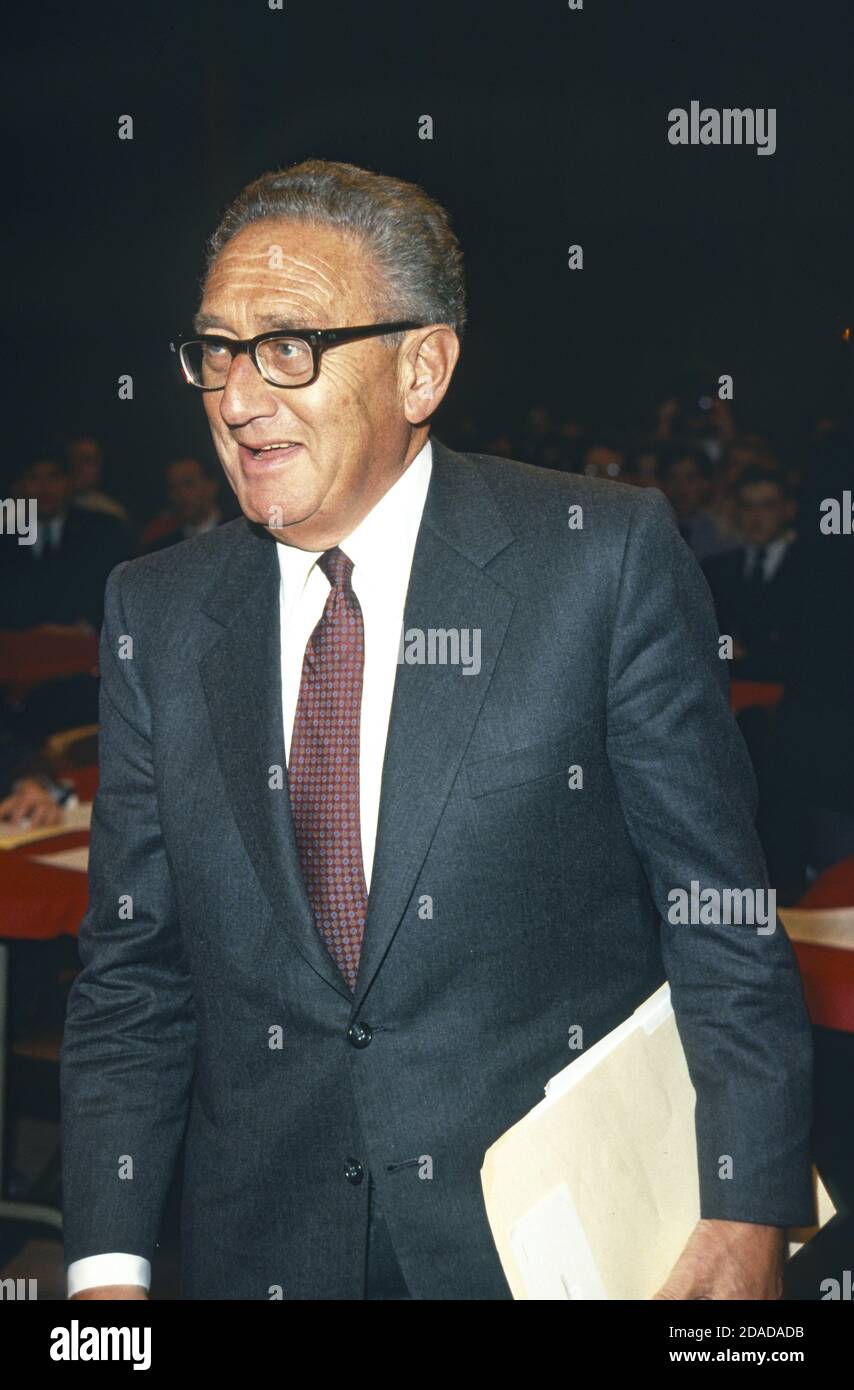 L'ancien secrétaire d'État des États-Unis, Henry A. Kissinger, assiste à une audience du Comité des relations étrangères du Sénat américain sur le traité du FMI à Washington, DC, le 23 février 1988.Credit: Ron Sachs/CNP | usage dans le monde entier Banque D'Images