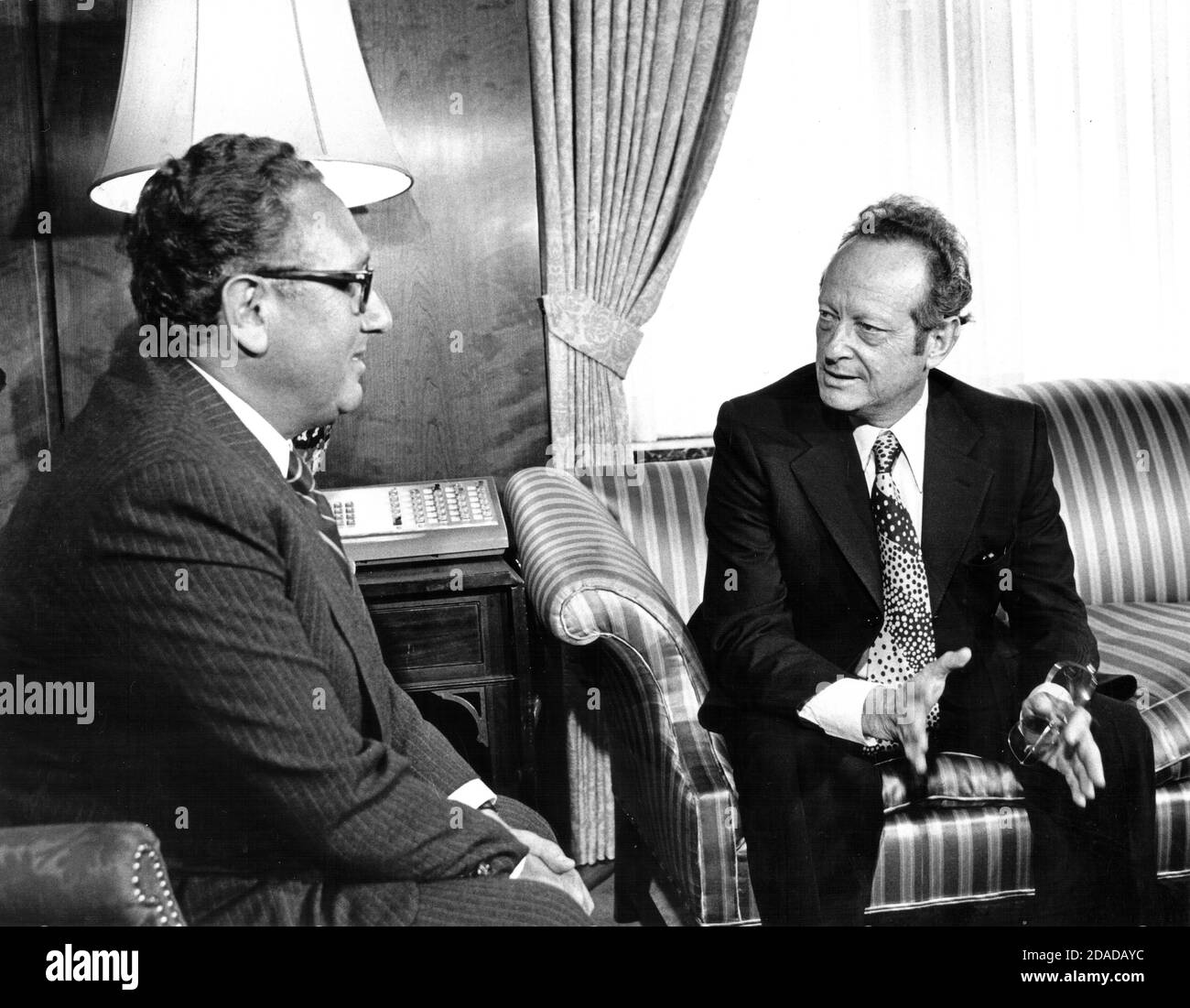 Le secrétaire d'État des États-Unis Henry A. Kissinger, à gauche, rencontre le ministre des Affaires étrangères d'Israël, Yigal Allon, à droite, rencontre le 7 janvier 1976 au département d'État des États-Unis à Washington. Kissinger doit organiser un dîner en l'honneur d'Allon au Département d'Etat Credit: CNP | usage dans le monde entier Banque D'Images