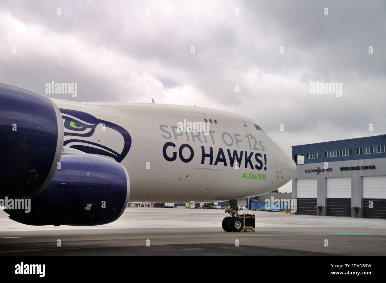 L'équipe de football de Seahawks se trouve sur le parking Boeing 747-8 Freighter devant le bâtiment du centre des opérations de Dreamlipper à l'aéroport de Plainfield à Everett, en Australie occidentale Banque D'Images