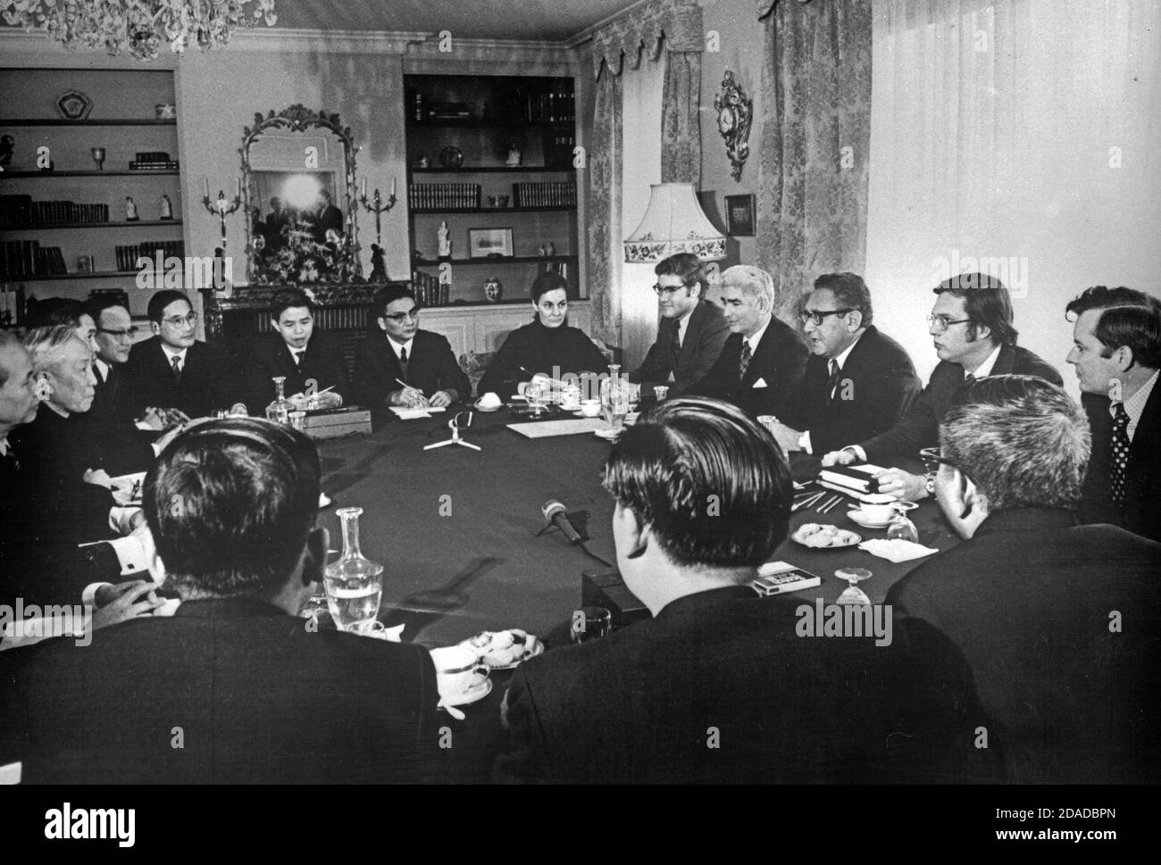 Dans cette photo publiée par la Maison Blanche, cette photo a été prise lors des entretiens entre le Dr Henry A. Kissinger, troisième à droite, et le Duc Tho, du nord du Vietnam, à Saint-Nom la Breteche Yvelines, en France, le 13 janvier 1973. Assis autour de la table à partir de la gauche du Dr Kissinger : Winston Lord, personnel du NSC; George H. Aldrich, conseiller juridique adjoint, Département d’État des États-Unis; John D. Negroponte, personnel du NSC; David A. Engel, personnel du NSC, interprète; Luu Van Loi, membre de la délégation; non identifié; non identifié; Trinh Ngoc Thai, membre de la délégation; Phan Hien, membre de la délégation; Ministre Xuan Thuy, chef de DRV Banque D'Images