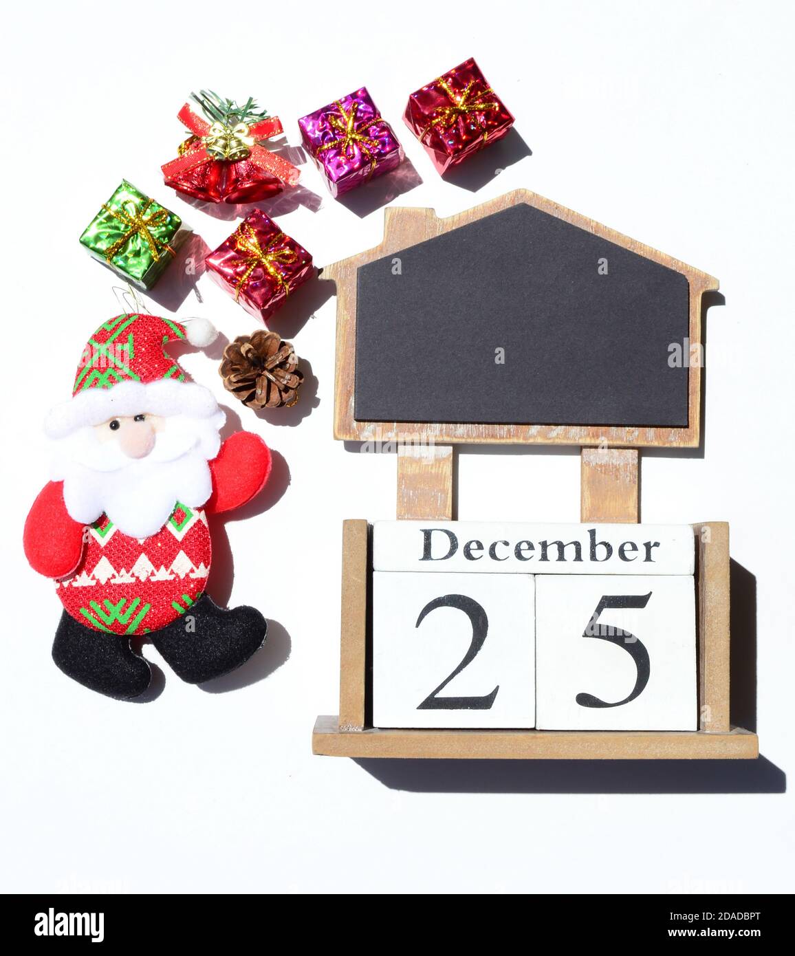 Concept de Noël avec bloc cube et décorations de noël arrière-plan Banque D'Images