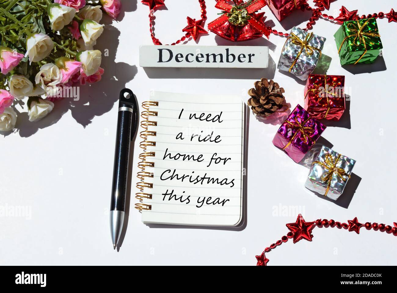 Texte écrit sur le bloc-notes avec fond de décorations de Noël Banque D'Images