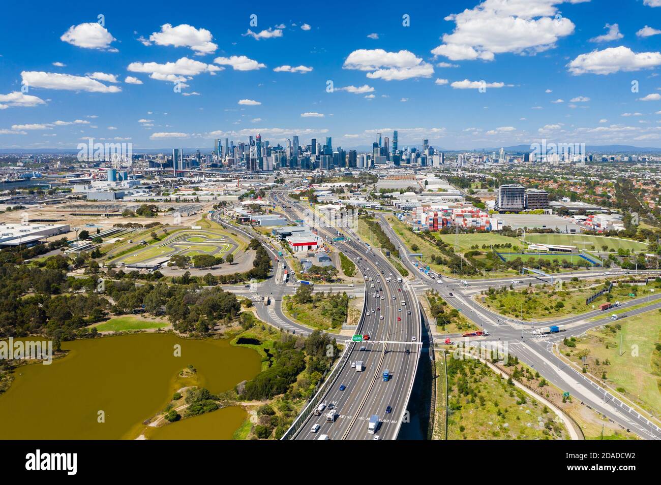 Photo aérienne de l'autoroute reliée au quartier des affaires de Melbourne Banque D'Images