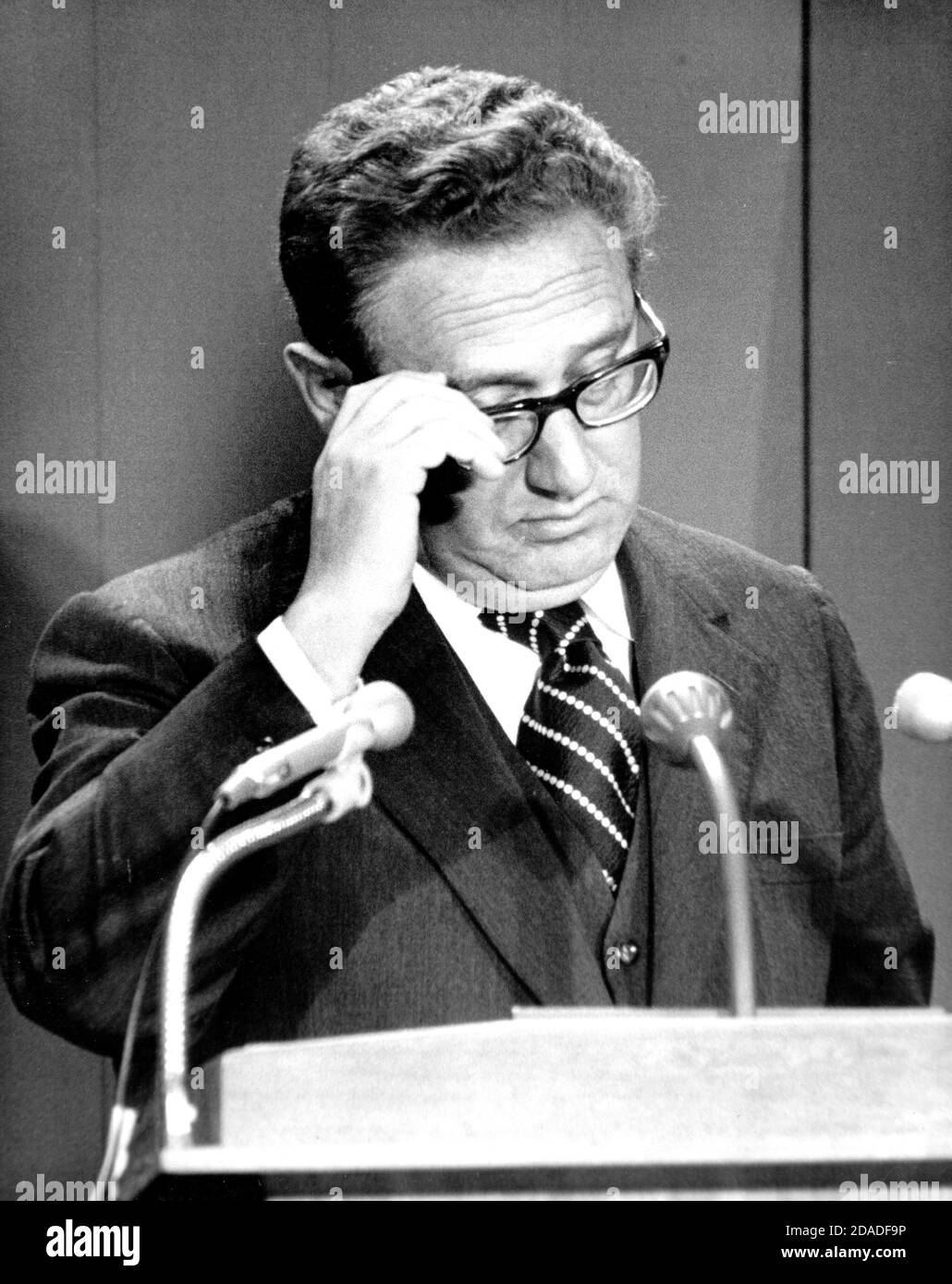 Le secrétaire d'État américain Henry A. Kissinger tient une conférence de presse au département d'État de Washington le 26 mars 1975. Kissinger a déclaré aux membres des médias que les États-Unis « restent pleinement engagés dans la survie d'Israël » et que l'absence d'aide au Sud-Vietnam rendra la situation au Moyen-Orient difficile et menacera les intérêts américains dans le monde entier.Credit: Benjamin E. 'Genen' forte / CNP / MediaPunch Banque D'Images