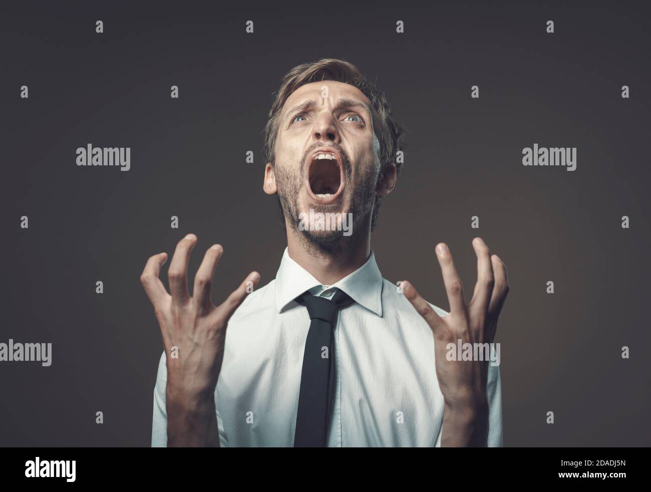 Un homme stressé en colère criant à haute voix, il est frustré et nerveux Banque D'Images