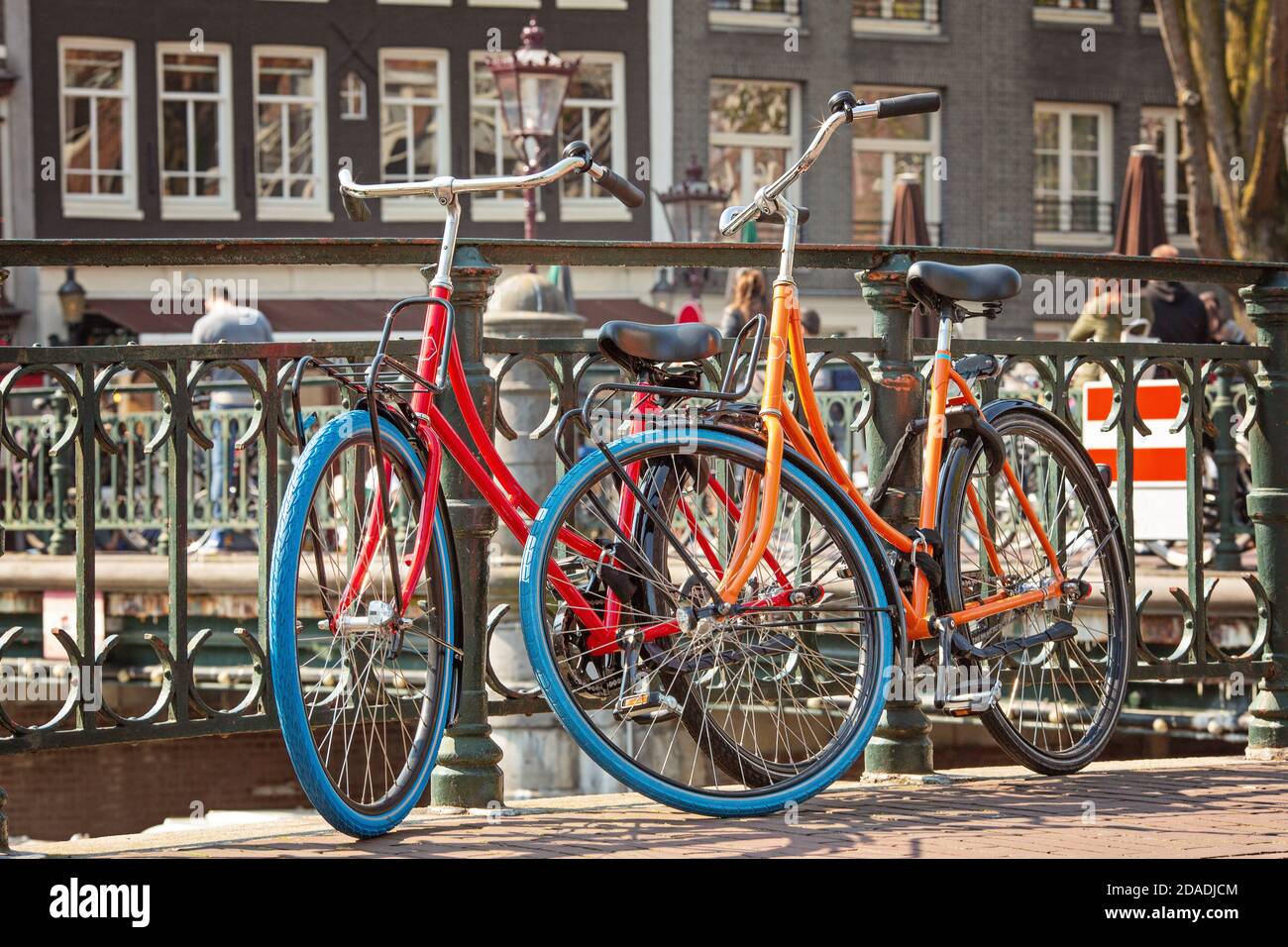 Vélos sur le pont à Amsterdam pays-Bas. Vélo classique stationné sur le pont du canal. Paysage urbain d'Amsterdam - image Banque D'Images