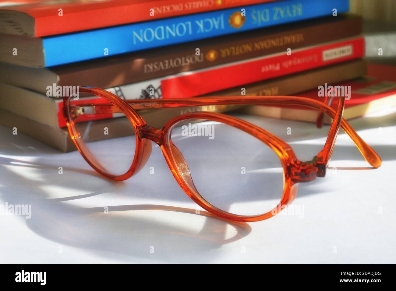 Lecture de livres de la littérature du monde classique, des lunettes devant des livres Banque D'Images