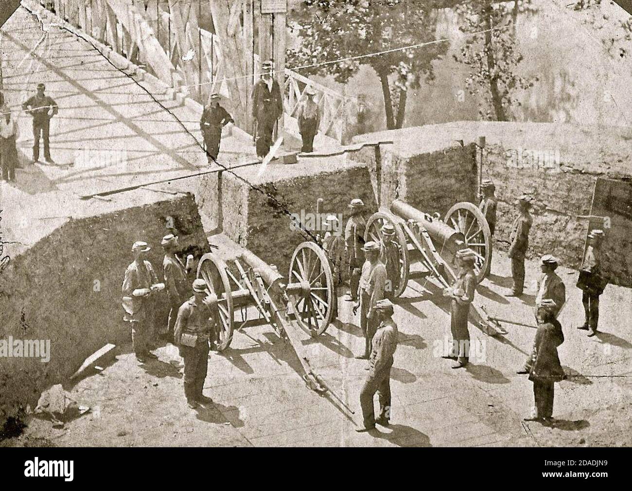 Union européenne les soldats postés la batterie inférieure à l'extrémité nord du pont des Chaînes en 1862. Banque D'Images