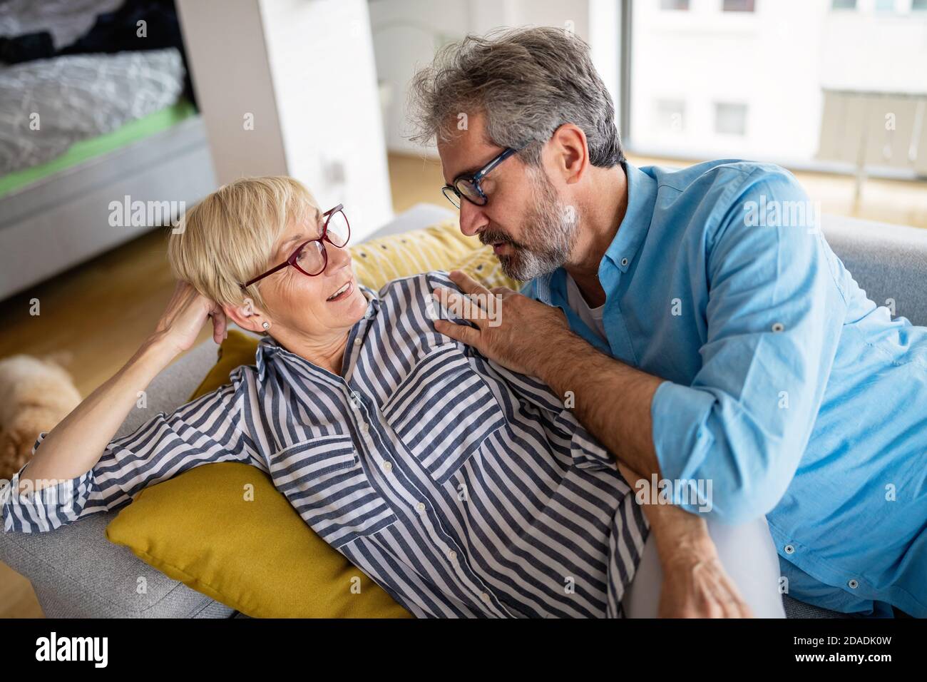 Beau homme âgé et belle vieille femme ont la relation problèmes Banque D'Images