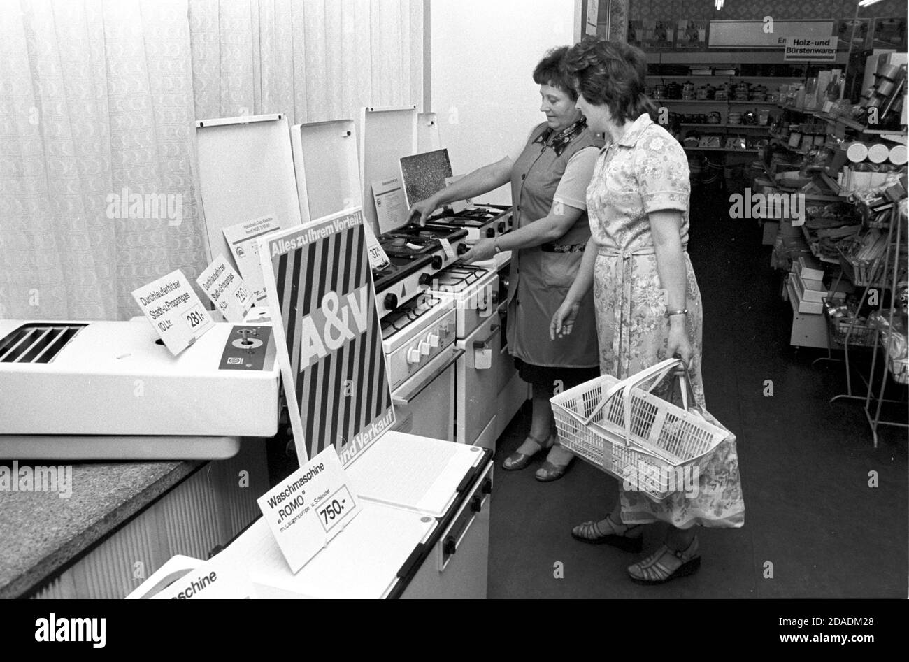 30 novembre 1983, Saxe, Eilenburg: Un magasin d'articles ménagers à Eilenburg en automne 1984, où les appareils ménagers révisés et réparés tels que les chauffages à débit, les machines à laver, les chaudières à eau et les poêles à gaz sont offerts à prix réduits dans un coin spécial. Date exacte d'admission inconnue. Photo: Volkmar Heinz/dpa-Zentralbild/ZB Banque D'Images