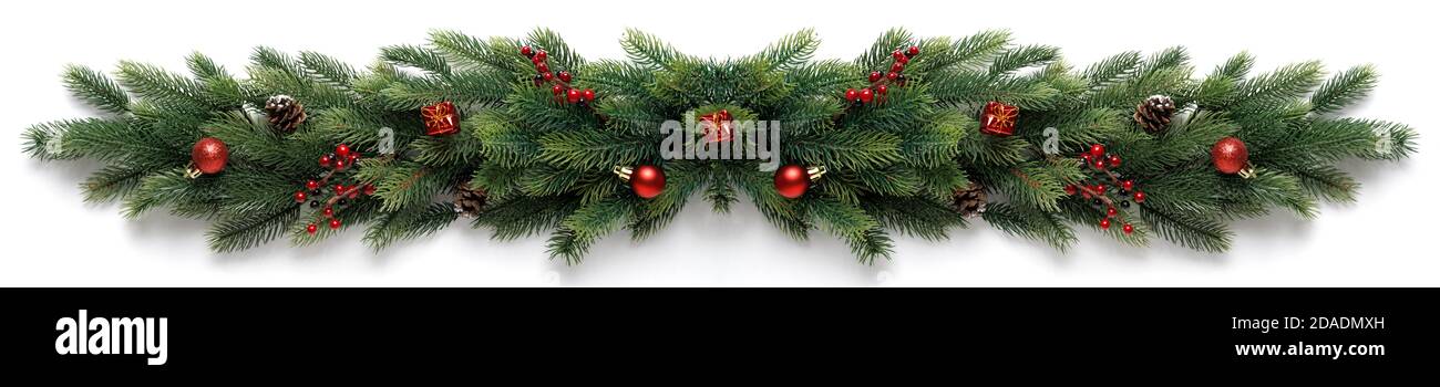 Bordure de Noël extra large avec branches de sapin, boules rouges, cônes de pin et autres ornements Banque D'Images
