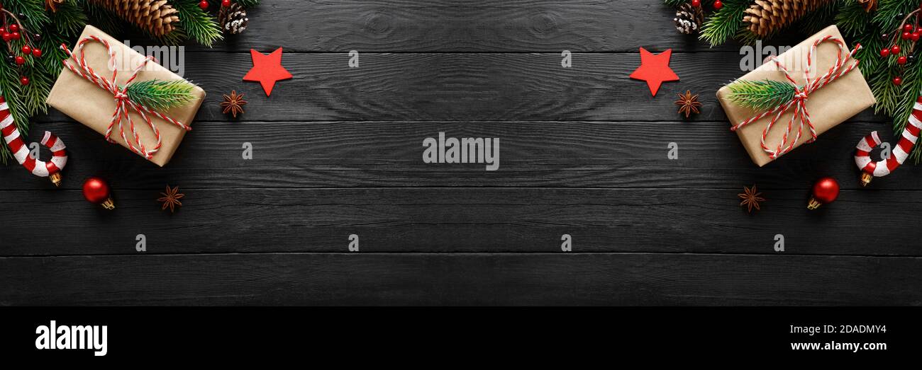 Boîte cadeau vintage avec décorations de noël sur fond en bois noir Banque D'Images