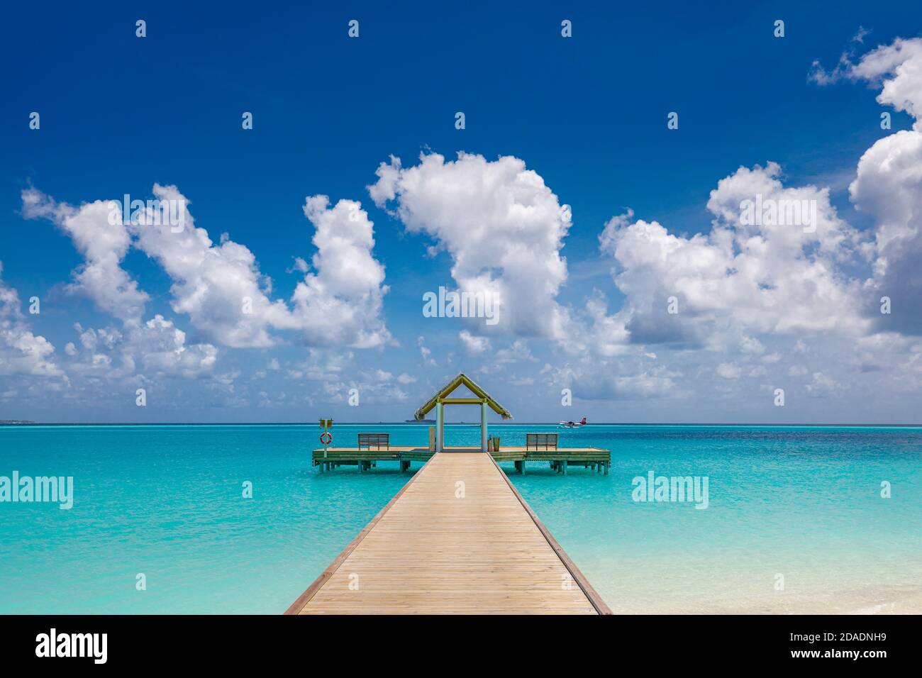 Pont en bois, jetée sur la plage tropicale aux Maldives, le jour d'été ensoleillé. Superbe plage d'été tropicale Banque D'Images