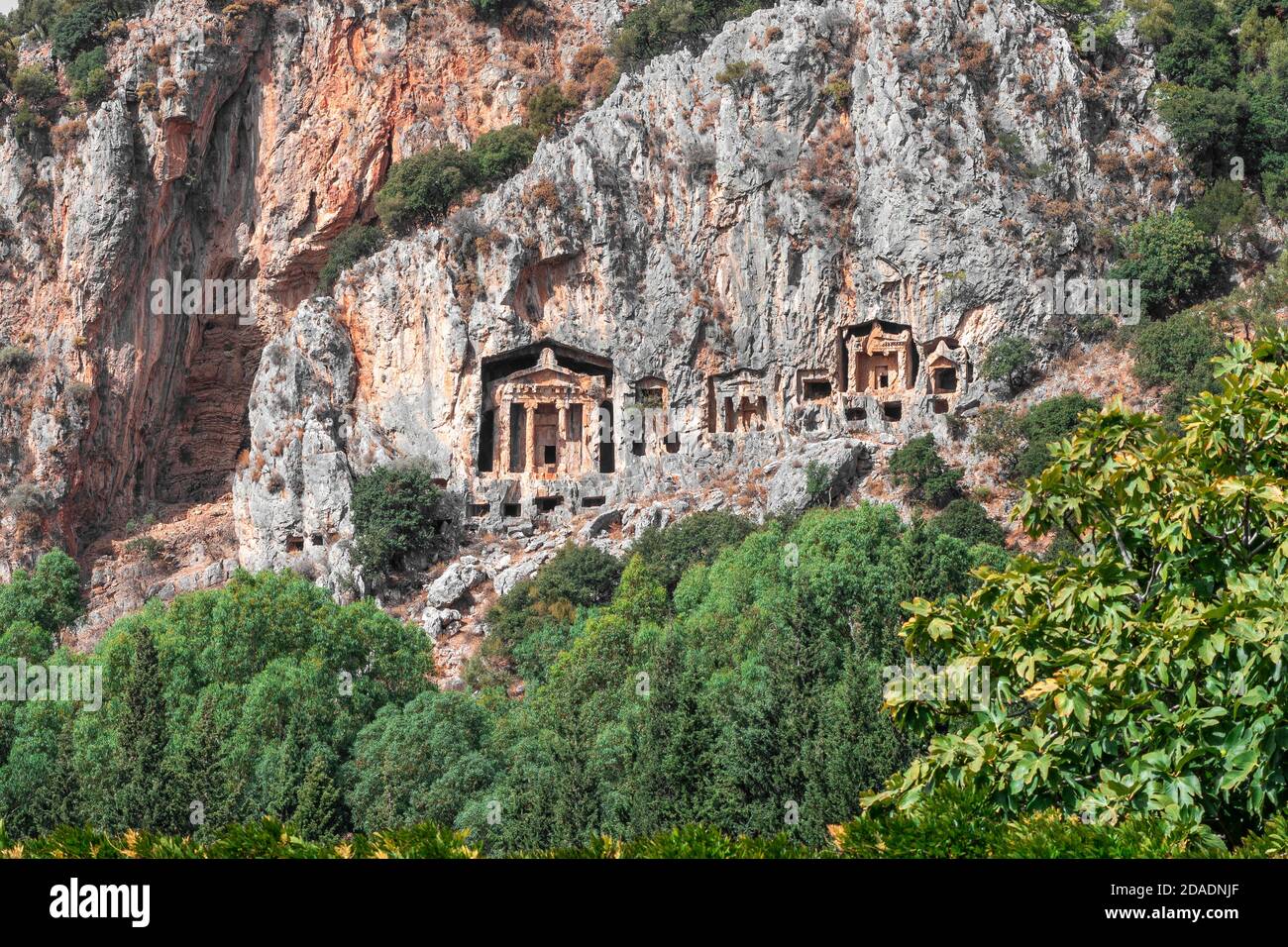 Tombeaux des anciens rois lyciens dans la roche. Groupe de tombeaux de la coupe de roche des anciens rois. Tombes lyciennes de l'ancienne ville de Kaunos près du village de Dalyan à Mugla Banque D'Images