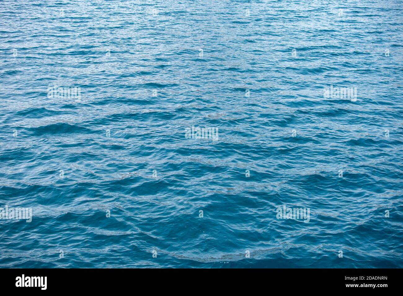 Eau claire de l'océan bleu. Fonds d'eau de l'océan. Vague sur la surface texture de fond Banque D'Images