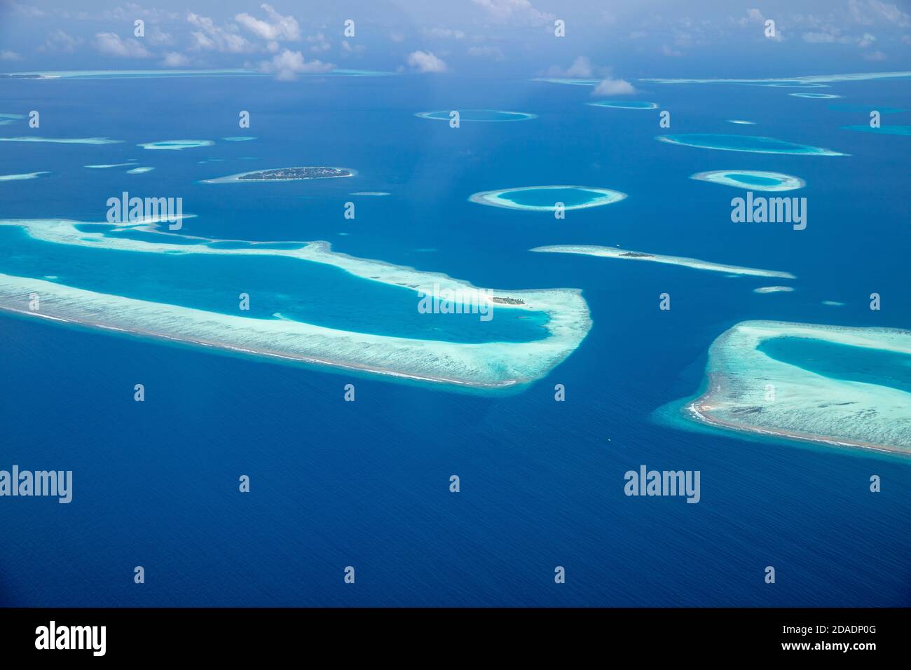 Belle île tropicale. Vue aérienne sur les îles tropicales, drone, vue en avion depuis l'atoll du récif corallien dans les îles Maldives. Voyage exotique destination nature Banque D'Images