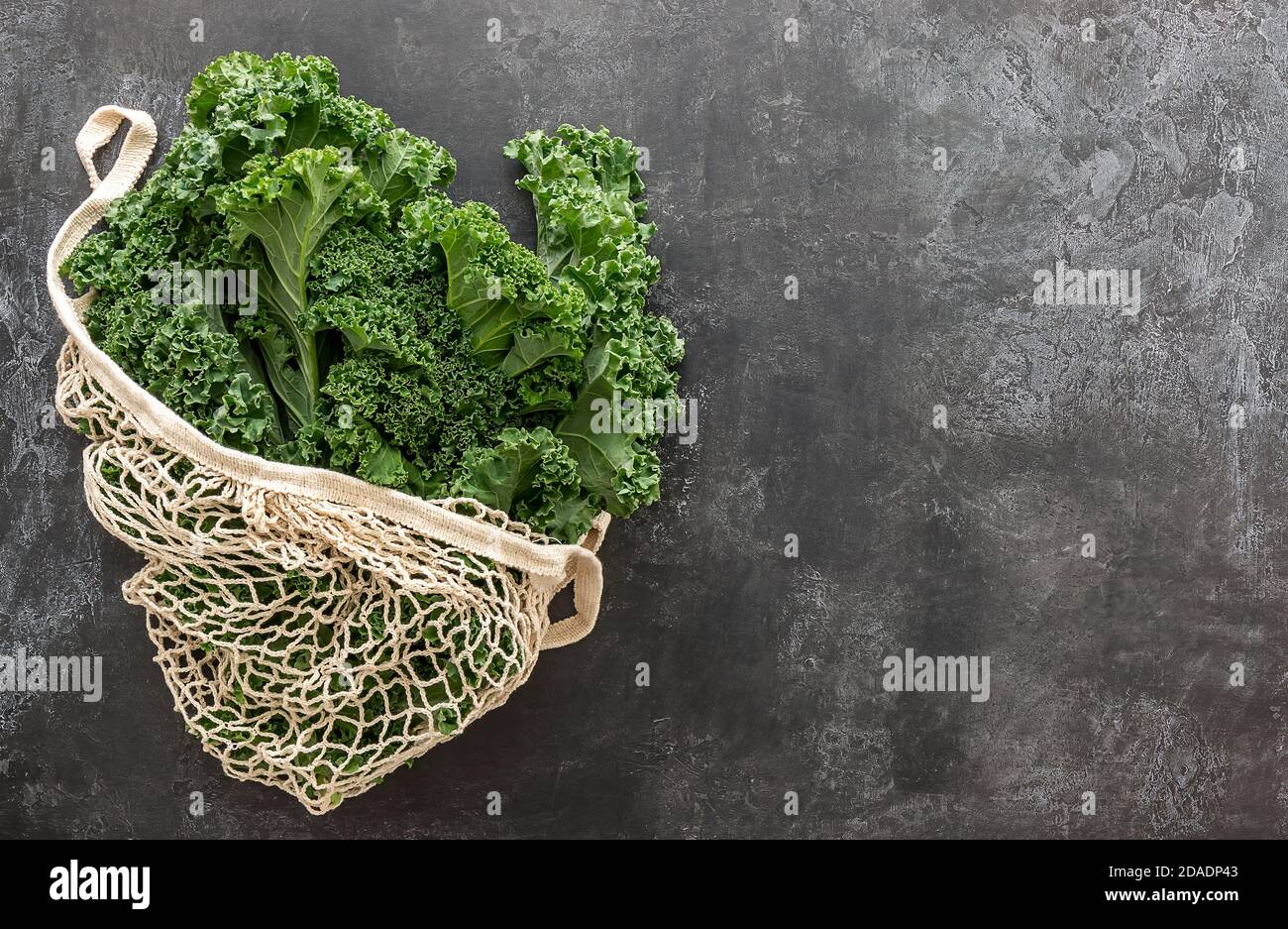 Chou vert ou de feuille dans un sac de ficelle. Banque D'Images