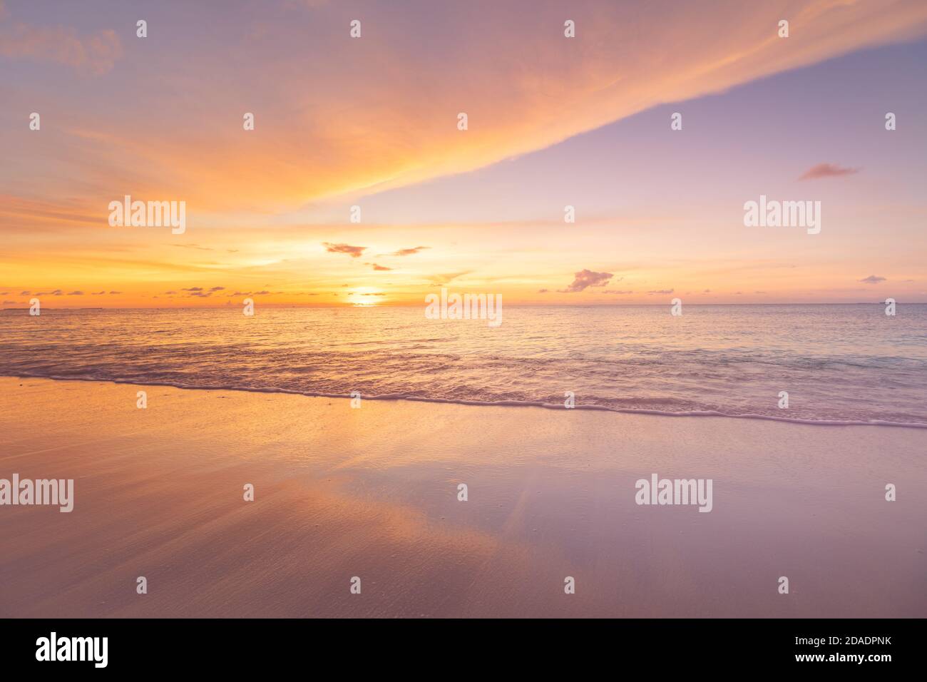 Magnifique coucher de soleil sur la plage et la mer. Plage tropicale au beau coucher du soleil. Arrière-plan de la nature. Paysage exotique, littoral, côte, vagues calmes, sable doux Banque D'Images