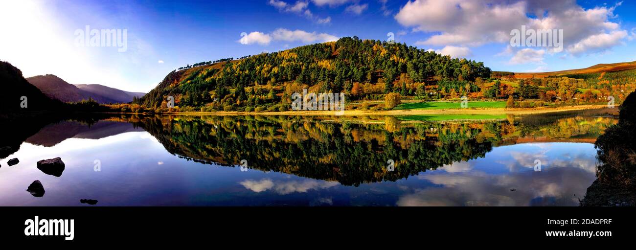 L'automne doré se reflète dans le lac de Glendalough, Co. Wicklow, Irlande Banque D'Images
