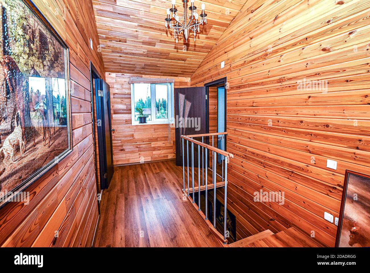 L'intérieur de la chambre dans une maison de village en bois est en bois de bouleau. Banque D'Images