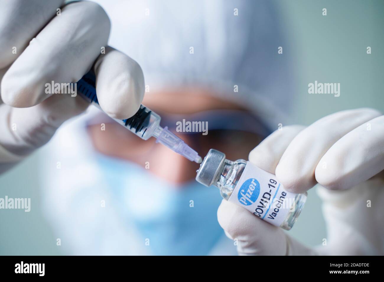 Vaccin De Traitement Médical Et Seringue Pour Injections Sur Fond Blanc.  Prévention Et Traitement De L'infection Coronarienne. La Médecine Est Un  Concept Contagieux. Banque D'Images et Photos Libres De Droits. Image  161989577