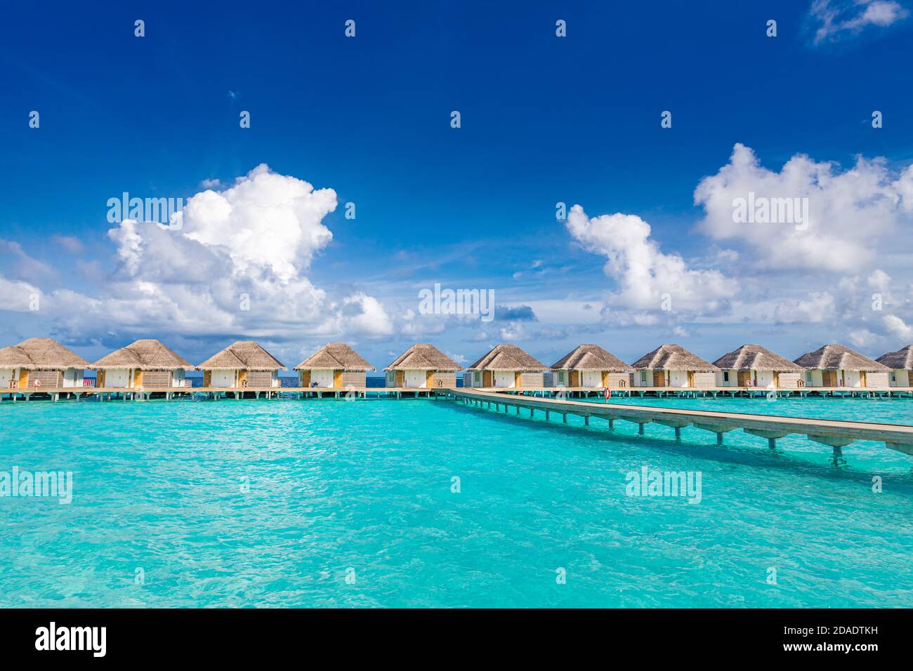 Bungalows sur l'eau aux îles Maldives. Superbes échalodes avec jetée et villas aquatiques. Paysage de la nature incroyable, vacances d'été parfaites Banque D'Images