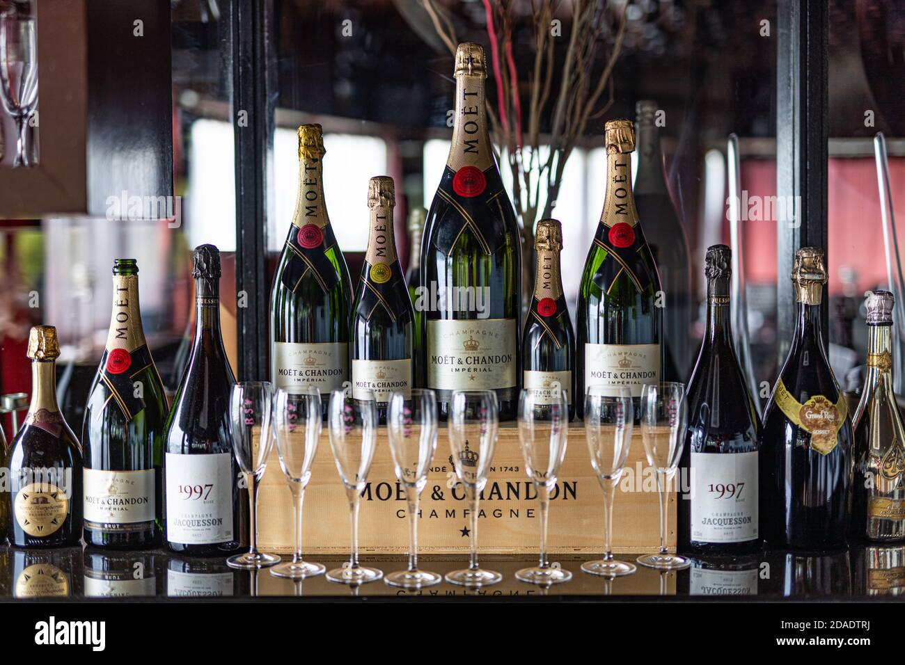07.10.19, Homme, Maldives : Premium, boissons de luxe, alcool.  Porte-bouteille de champagne 'moet chandon' . Une fête splendide. Société  supérieure Photo Stock - Alamy