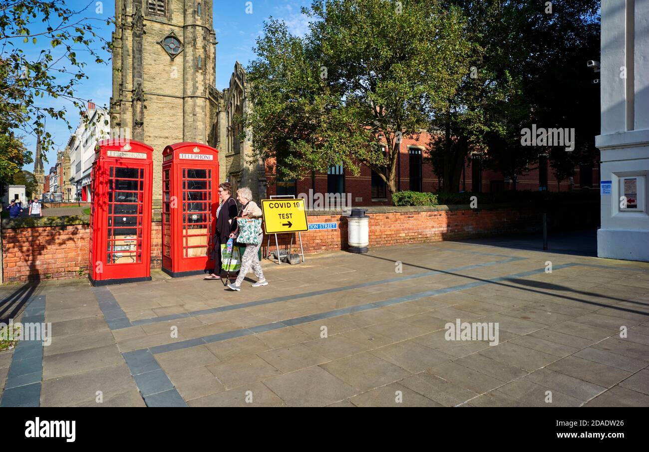 Signalisation pour la promenade dans le centre de test Covid a Southport, Lancashire Banque D'Images