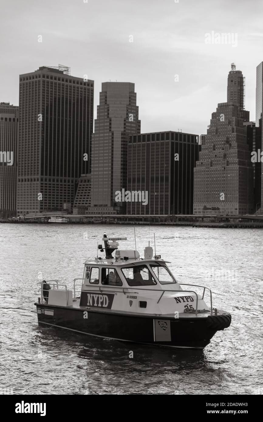 NEW YORK, États-Unis - 01 mai 2016 : bateau du département de police de la ville de New York patrouilant dans la rivière East en soirée. Le département de police de la ville de New York est le Banque D'Images