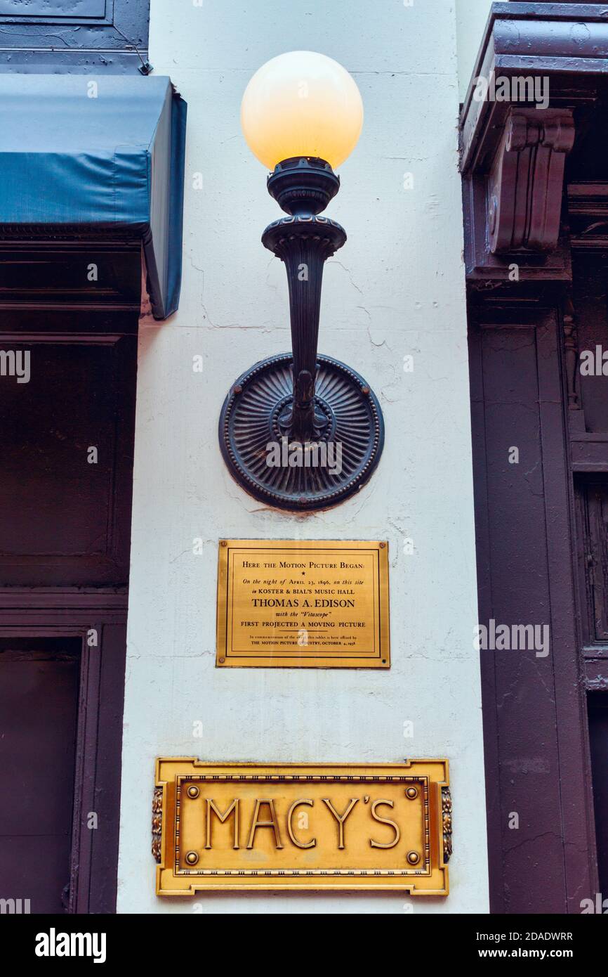Plaque à l'extérieur du grand magasin de Macy commémorant la première projection d'une image émouvante de Thomas Edison, New York City, New York State, United Stat Banque D'Images