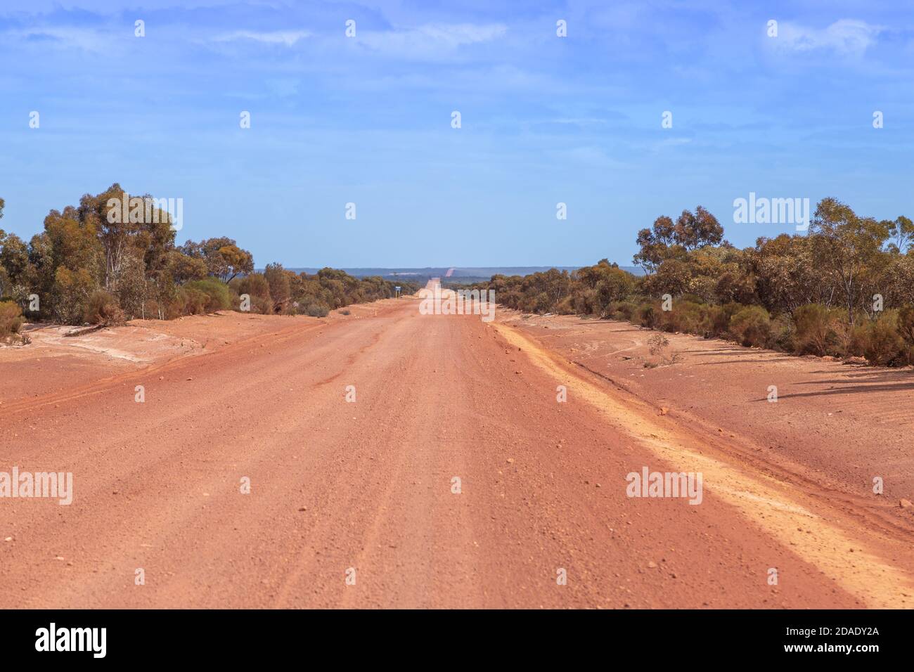 En voiture sur la route Norseman-Hyden-Road de Hyden à Norseman, Australie occidentale Banque D'Images