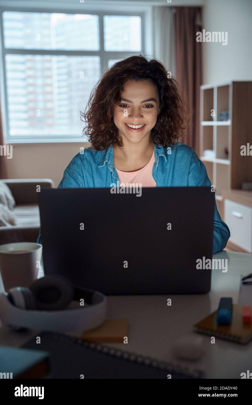 Photo verticale de jeune femme indépendante travaillant en ligne sur ordinateur portable. Banque D'Images