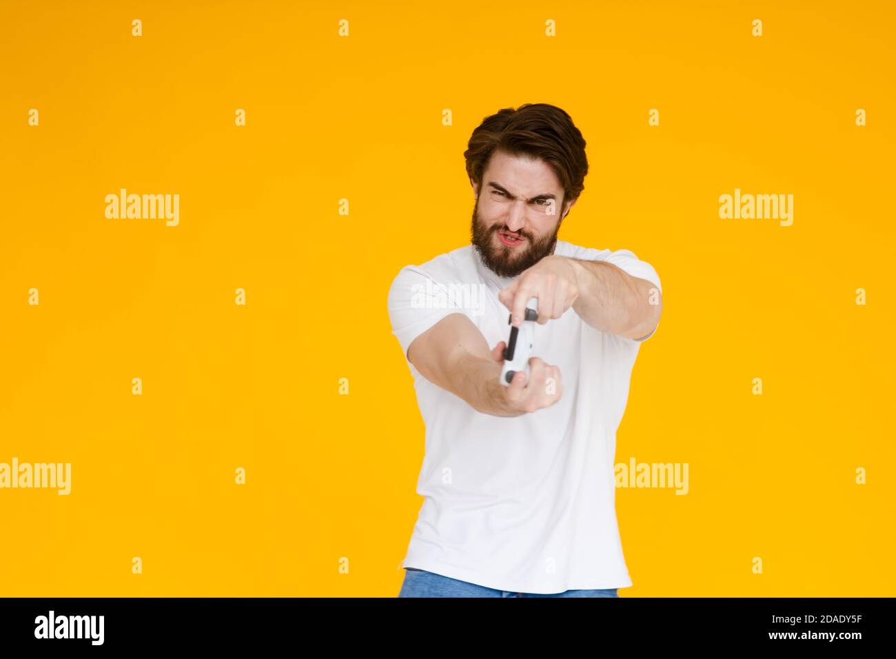 Portrait de sa belle il Gai gai attrayant heureux guy jouer cool nouveau jeu vidéo en ligne sur vivid shine isolé lumineux de couleur jaune vif Banque D'Images