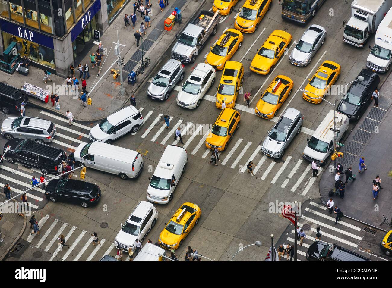 NEW YORK, États-Unis - 18 septembre 2017 : trafic de Manhattan. Taxis jaunes et autres voitures au carrefour de Manhattan. Piétons aux passages piétons. V Banque D'Images