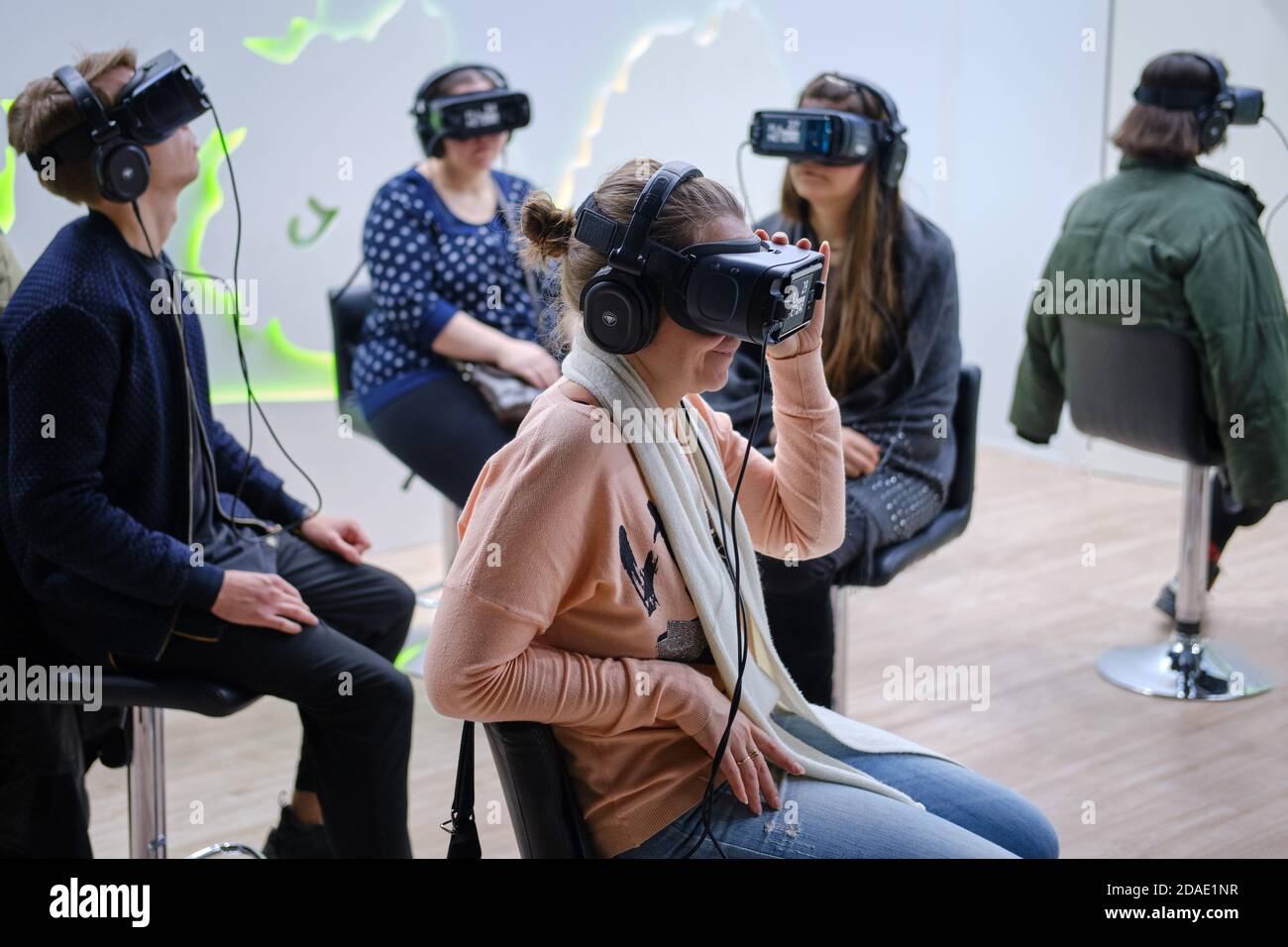 Les gens s'assoient en 3D lunettes de réalité virtuelle Oculus Rift Gear VR  - Moscou, Russie, 12 13 2019 Photo Stock - Alamy