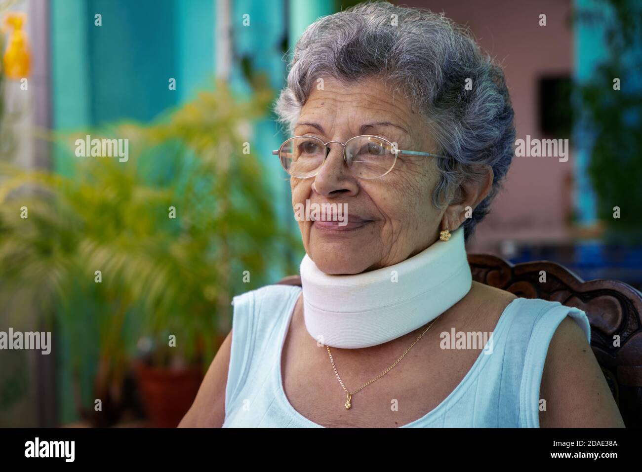 Femme âgée portant un collier d'immobilisation cervical d'aspect maison  Photo Stock - Alamy