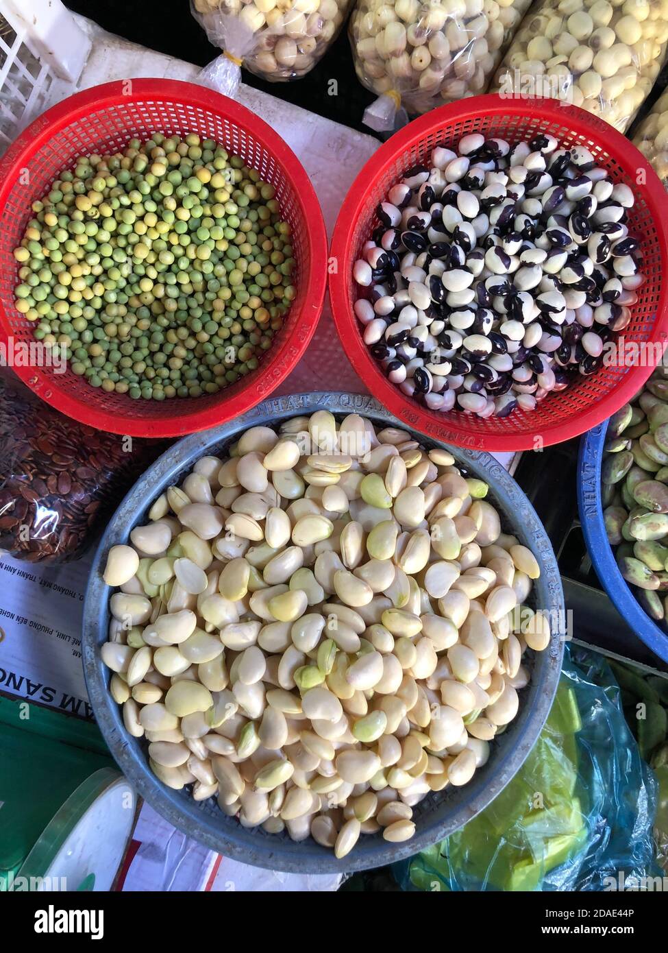 Vue de dessus sur un grand assortiment de légumes en vrac et de fruits à vendre dans une rue. Production de court-circuit. Banque D'Images