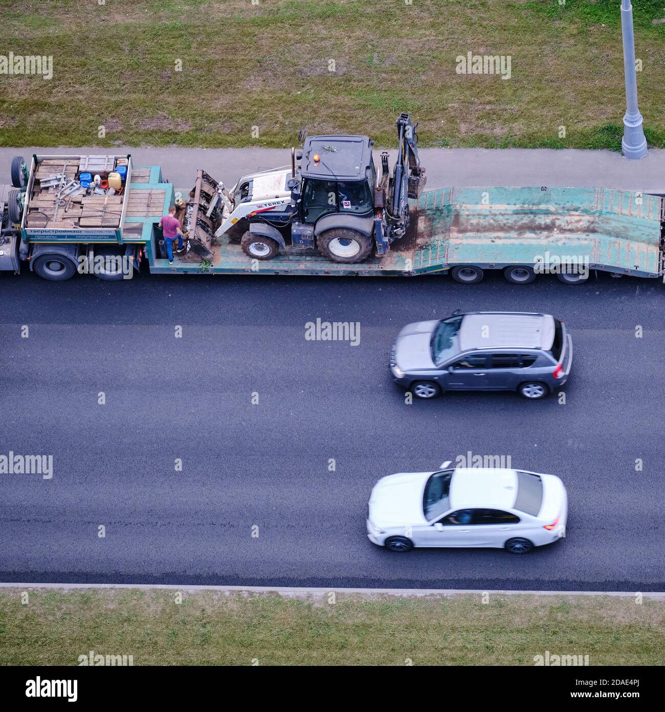 Chargement d'une pelle hydraulique sur une remorque pour le transport de machines de construction - Moscou, Russie, 24 août 2020 Banque D'Images
